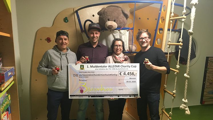 Lars Metzner, Tobias Keil, Kerstin Stadler und Dirk Ries präsentieren stolz den Spendenscheck im Spielzimmer des Kinderhospizes Bärenherz