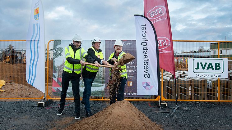 Det första spadtaget i utvecklingen av Jordbro till en attraktiv, levande och hållbar stadsdel togs av Viktor Mandel, VD Sveafastigheter, Ilija Batljan, VD SBB och Meeri Wasberg (S), kommunstyrelsens ordförande i Haninge kommun. Foto Fredrik Hjerling