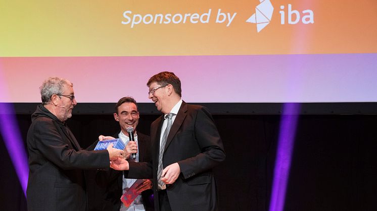 Hendrik Hund übergibt "Lifetime Achievement Award" an Philippe Starck.