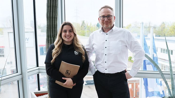 LIEBLANG Geschäftsführer Marius Gross und Azubi Naila Ikic in der Mannheimer Unternehmenszentrale der LIEBLANG Gruppe.