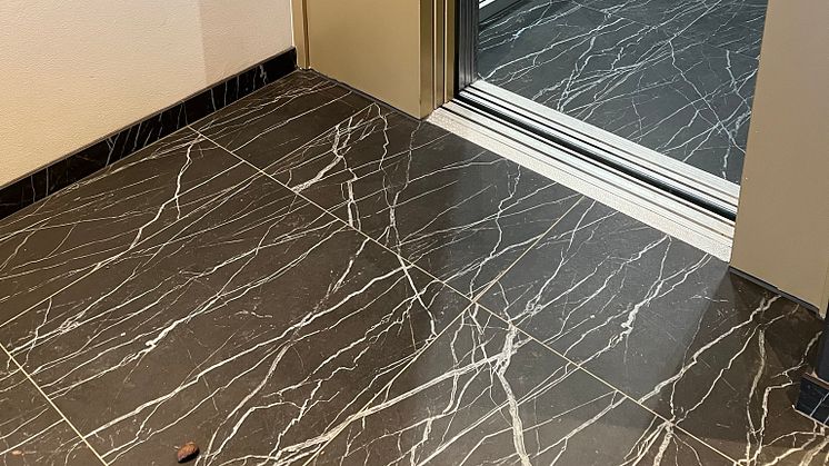Interior Entrance cladding and flooring in Dekton ID Wallenstam  Black marble  (2)