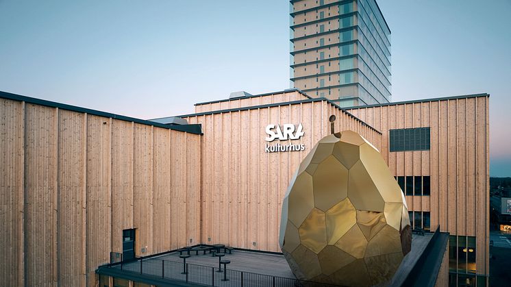 Riksbyggens världsberömda bastu Solar Egg av konstnärerna Bigert och Bergström tar plats på Sara kulturhus våren 2023. (Bilden är ett montage och verkets proportioner på fotot kan avvika från verkligheten.)