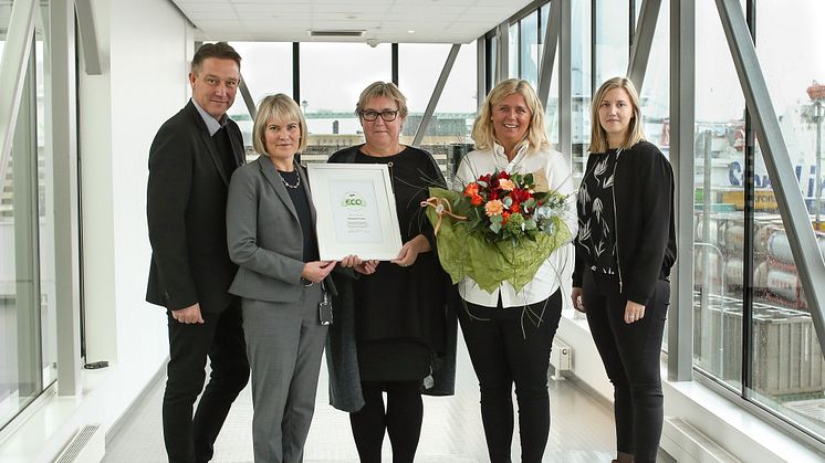 Stena Recycling erhåller InExchange miljöpris 2017. Priset mottogs på onsdagen av Ulrika Madeberg, Irene Lund och Annika Gutenberg. Trion flankeras av Peter Fredén, Key Account Manager, och Denise Mattsson, Customer Manager,  från InExchange.