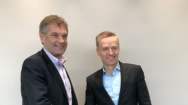 Abraham Foss (Telia Norge) og Eirik Lunde (NextGenTel) er fornøyd med avtalen der Telia Norge kjøper cirka 38 000 privatkunder av NextGenTel.