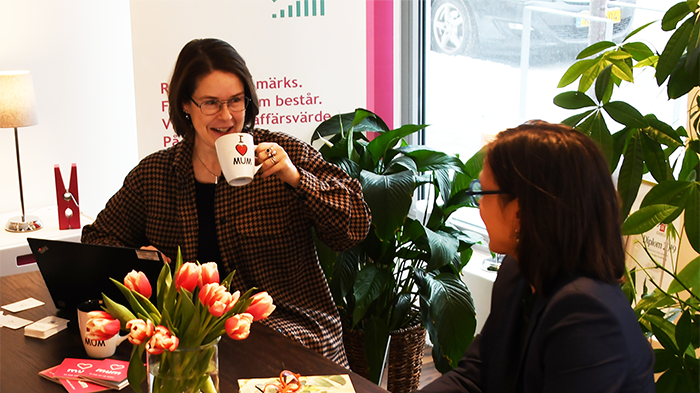 girls_drinking_coffee_crop