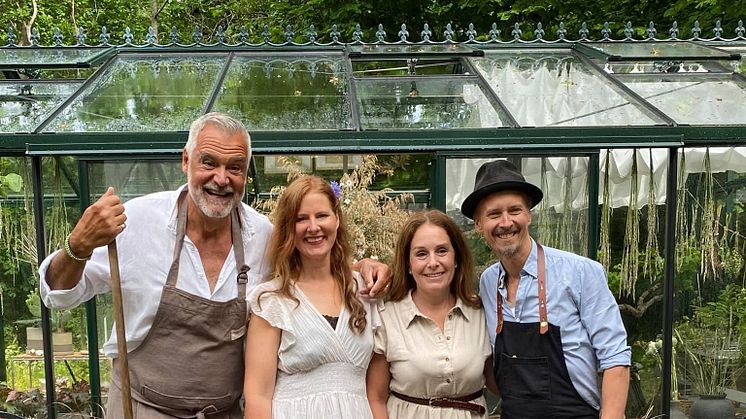  Fyra kända profiler, Ernst Kirchsteiger, Kajsa Vildängen, Malin Björkholm och Paul Svensson, ger inspiration till slottsparkens besökare genom att inreda varsitt växthus på sitt alldeles egna unika sätt. Foto: MAZ-art 