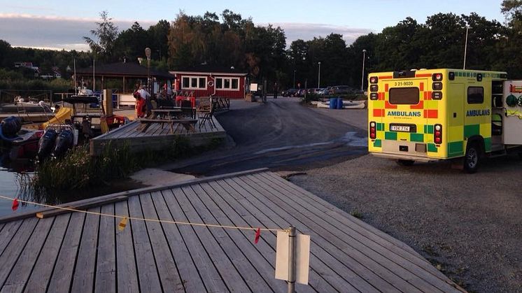 De frivilliga sjöräddarna från RS Uppsala förde kvinnan från Sunnerstabadet till väntande ambulans vid räddningsstationen på Skarholmen i Uppsala.