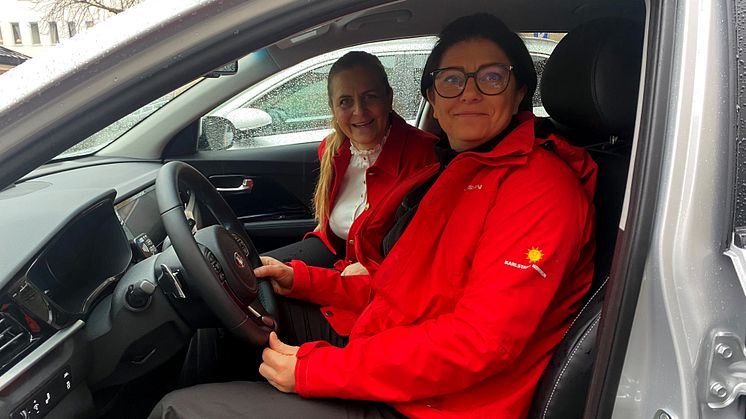 Rallyprofilen Tina Thörner tillsammans med hemtjänstmedarbetaren Ina Kling. 