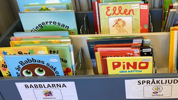 Funkishyllan för barn har bland annat böcker med TAKK (Tecken som Alternativ och Kompletterande Kommunikation) Foto: Piteå kommun
