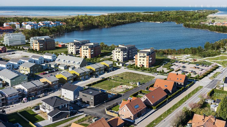 Bakom arkitekturen står Arkitektlaget som skapat bostäder med tillgång till grönska, solljus och utsikt.