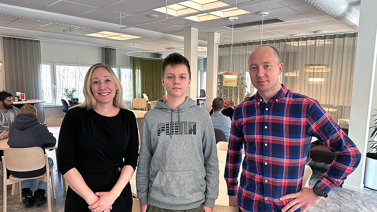 Elis Lundgren, klass 9A på Solanderskolan flankerad av Sofie Edström, HR- & hållbarhetsstrateg och Stefan Tengman, chef planering & underhåll elnät