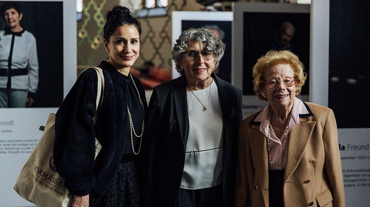 Fotografen Sanna Sjöswärd tillsammans med överlevarna Zsuzsanna Reisch och Kate Wacz. Foto: Henrik Mill 2019