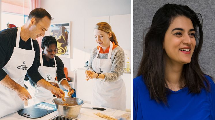 EAT Umeå vill föra människor närmare varandra genom matlagningskurser där upplevelsen och samtalet står i centrum. På bilden syns tidigare kursdeltagare och grundaren Leena Naqvi (till höger) – Fotograf Lucy (Yi Lu).