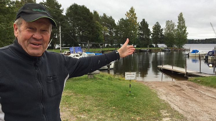 Anders Niss välkomnar till båthamnen i Västanvik