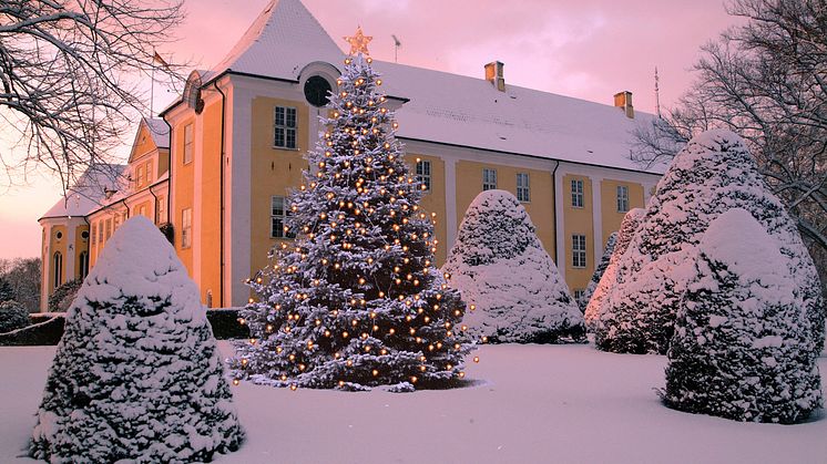 Dänemarks größter Weihnachtsmarkt findet im historischen Rokokoschloss Gavnø in Næstved statt. Dieses Jahr präsentieren über 150 Aussteller ihre Produkte in der weihnachtlich-stimmungsvollen Atmosphäre.