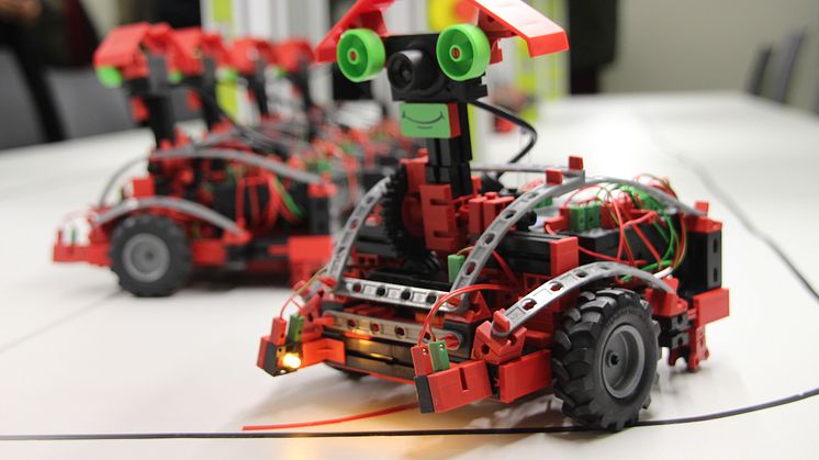  Mittels fahrbarer Roboter aus einer Modellbaureihe werden verschiedenste Straßenverkehrssituationen simuliert.