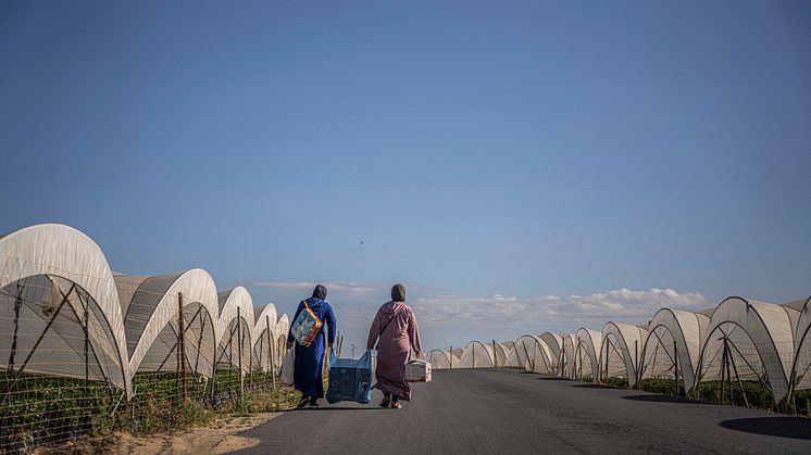Marockanska arbetare med sina inköp på en väg i Huelva, Spanien. Foto: Pablo Tosco / Oxfam Intermón