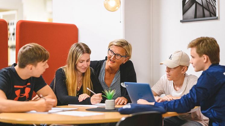Katarina Stjernfelt med elever på Kalmar Fria Läroverk