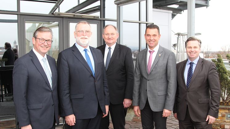 Michael Dreier, Vorsitz. Gesellschaftervers. WWE (l), Dr. Stephan Nahrath, GF WWE (3.v.l), und Tim Kähler, Vors. Aufsichtsrat WWE (r) begrüßen  aus Steinheim Udo Schelling, GF Stadtwerke (2.v.l), und Bürgermeister Carsten Torke 