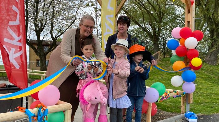 Vindra, Elsie och Viggo klipper bandet tillsammans med Camilla Mårtensen och Pia Almström. Sexåringarna har alla varit med om såväl vattenläckan i den gamla förskolan som flytten till de provisoriska paviljongerna under byggtiden.