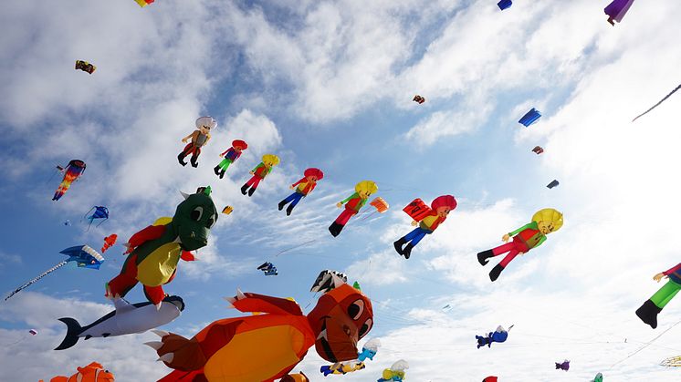 Während des Drachenfests verwandelt sich der Himmel am Südstrand in ein buntes Farbenmeer. © Tourismus-Service Fehmarn Almut Wiemold