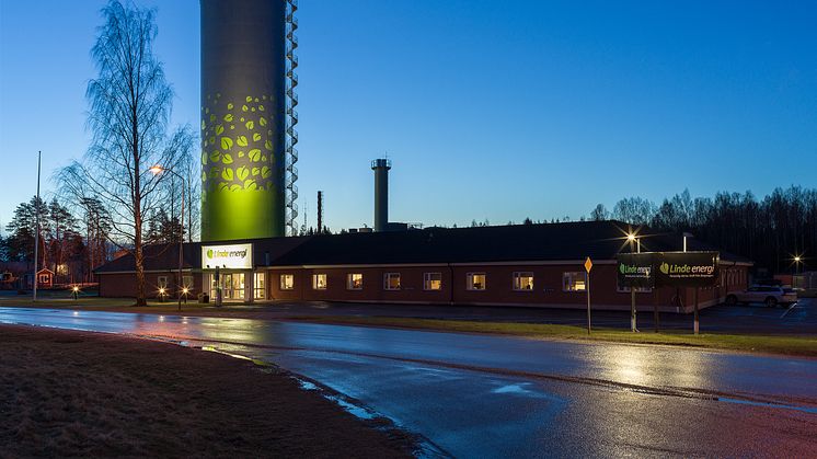 Ackumulatortanken vid Linde energis huvudkontor är numera upplyst. Foto: Linde energi