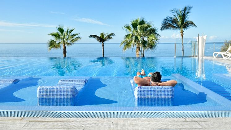 x1000w-sunbed-in-pool-riu-gran-canaria-las-meloneras-gran-canaria-spain-tui.jpg