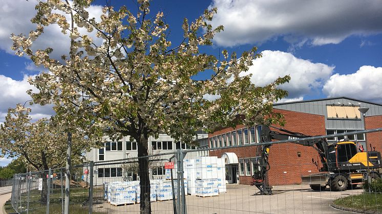 Parkdalaskolan växer fram - Gamla industrilokaler byggs om till en modern 4-9 skola - fruktträden framför byggnaden planeras att bevaras