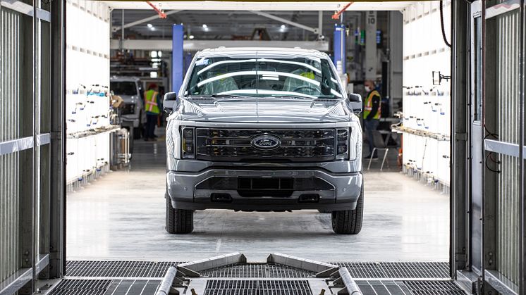 A Ford azt tervezi, hogy közel kétszeresére növeli a tisztán elektromos hajtású F-150 Lightning™ pickup gyártási kapacitását