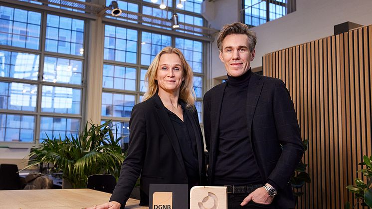 William Kanta, direktør i Tetriis-koncernen, modtager den første Planet-udmærkelse i Danmark af Sisse Norman Canguilhem, direktør for partnerskaber og strategisk udvikling i Rådet for Bæredygtigt Byggeri.