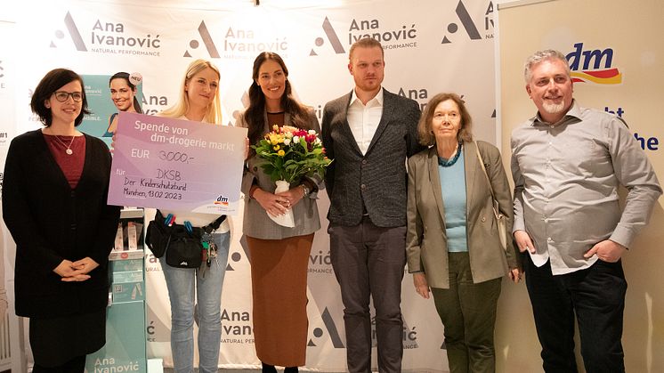 Spendenübergabe: Maria Beck (Geschäftsführerin des DKSB), Clara Weblus (dm-Filialleiterin), Ana Ivanović, Benedikt Rossiwal (DKSB), Hanna Prausnitz (Vorstandsvorsitzende des DKSB) und Andreas Haaf (DKSB).