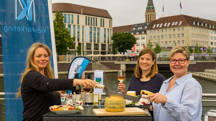 Sandra van Hoorn von der Landwirtschaftskammer Schleswig-Holstein, Projektmanagerin Kathrin Groß (Kiel-Marketing e.V.) und Cindy Jahnke, 1. Vorsitzende der KäseStraße Schleswig-Holstein e.V. (v.l.) freuen sich auf ein tolles Event am Bootshafen.