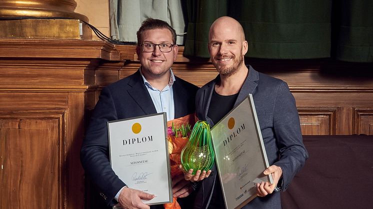 På bild: Peter Andersson, ansvarig för NetOnNets samtliga kanaler och kundmötet samt Martin Richardsson, E-handelschef från NetOnNet. (Bild: Web Service Award)