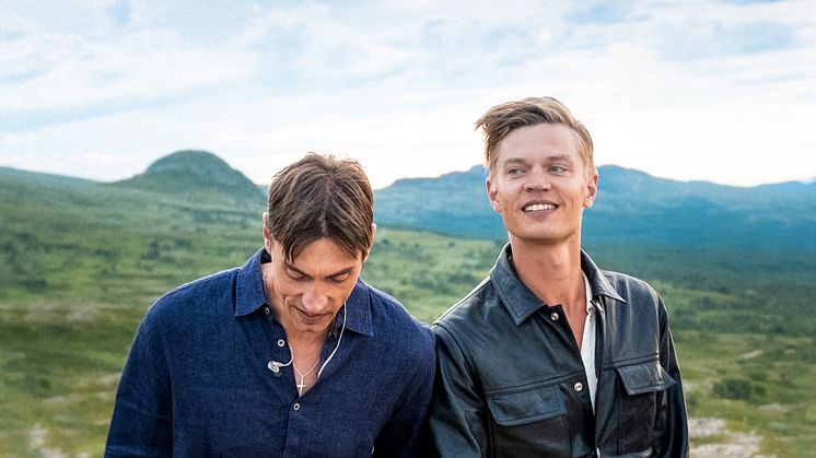 Bröderna Gustaf och Viktor Norén har specialkomponerat låten ”Dansen som aldrig tar slut” för att med musik illustrera Synsams hemflytt och första kollektion glasögonbågar tillverkade på Frösön.