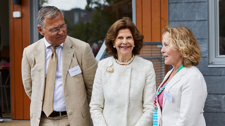 Jonas Spangenberg - VD BoKlok, H.M. Drottning Silvia, och Wilhelmina Hoffman - verksamhetschef Stiftelsen Silviahemmet, på invigningen av SilviaBo Skrabelycke - ett av BoKloks bidrag till H22 City Expo. 