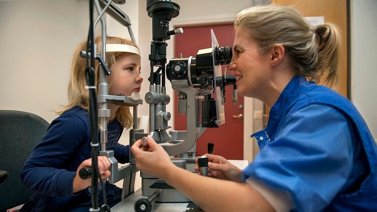 Att bli grannar med Karolinska i Solna kommer ge bättre helhetsbedömningar kring barnpatienterna, tror Lotta Löwgren Elmér som är överläkare och kirurg vid S:t Eriks Ögonsjukhus. Foto: Jens Sølvberg.