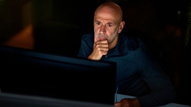 businessman-looking-thoughtfully-while-working-in-late-evening-at-the-office