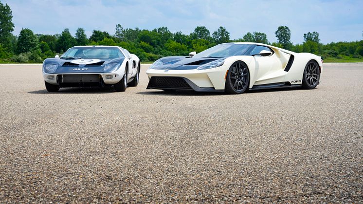 2022 Ford GT ’64 Heritage Edition and 1964 Ford GT prototype_01