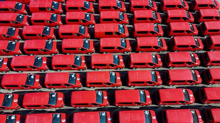 Posten har nettopp fått overlevert 132 nye elektriske varebiler som snart sendes ut til postdistrikter over hele landet. Foto: Tore Oksnes, Posten