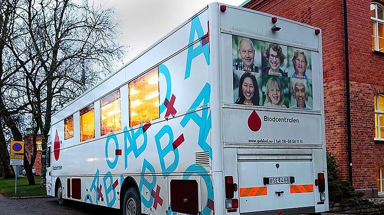 Blodbussen parkerad utanför Norrtälje sjukhus, som nu blivit ett nytt ordinarie stopp för bussen.