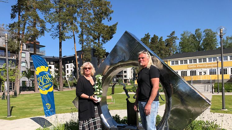 HSB Östergötlands ordförande Mariethe Larsson samt konstnären Pablo von Eckardstein framför det nya konstverket i Folkets Park, "När vi dansar..."