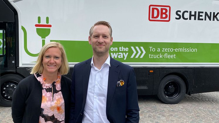 DB Schenkers Hanna Melander, hållbarhetsansvarig, och Viktor Strömblad, Head of Land Transport för Sverige, Danmark och Island, framför en av ellastbilarna från Volta. Snart kommer lastbilen erbjuda utsläppsfria leveranser i 124 städer. 