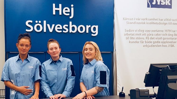 Alice, Linnea och Victoria är redo att ta emot kunderna i Sölvesborg den 26 april. Foto: JYSK