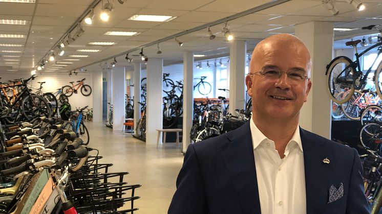 Tony Grimaldi får utmärkelsen Guldklubban för sitt styrelsearbete, här i Cycleuropes cykelfabrik i Varberg. 