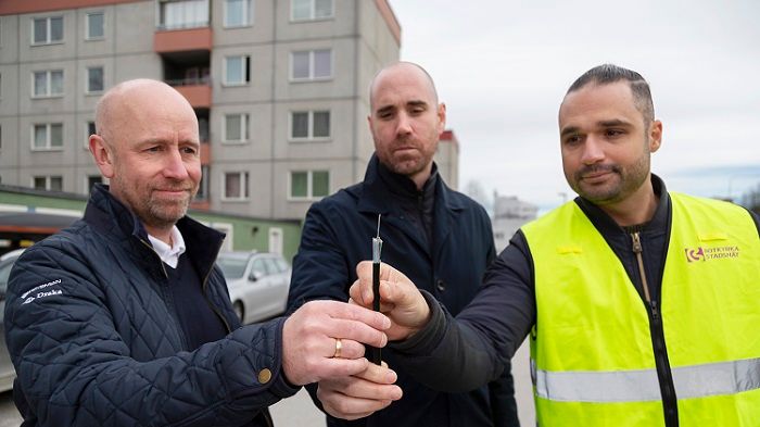 Pär Erlandsson, Prysmian Group, Erik Kjörling, Elektroskandia och Kia Nouralvara, Botkyrka Stadsnät, med den nya fiberkabeln Slender.