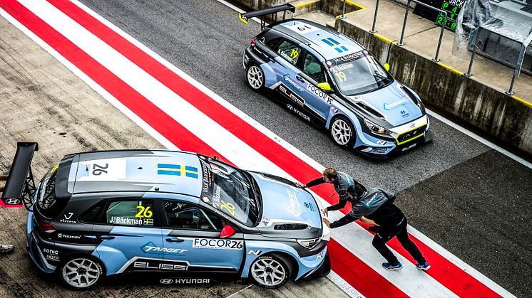 Jessica Bäckman (#26) och Andreas Bäckman (#19) i sina Hyundai i30 N TCR-bilar. (Fria rättigheter till att använda bilden)