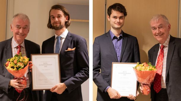 Jubileumspristagarna Filip Heikkilä och Olle Månsson mottar priset av Bert-Inge Hogsved, Hogia-gruppens VD och VD.