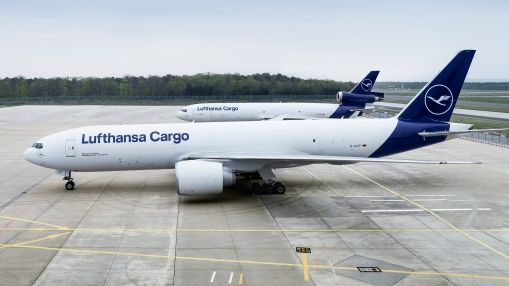 Lufthansa Cargo B777F vor MD-11F