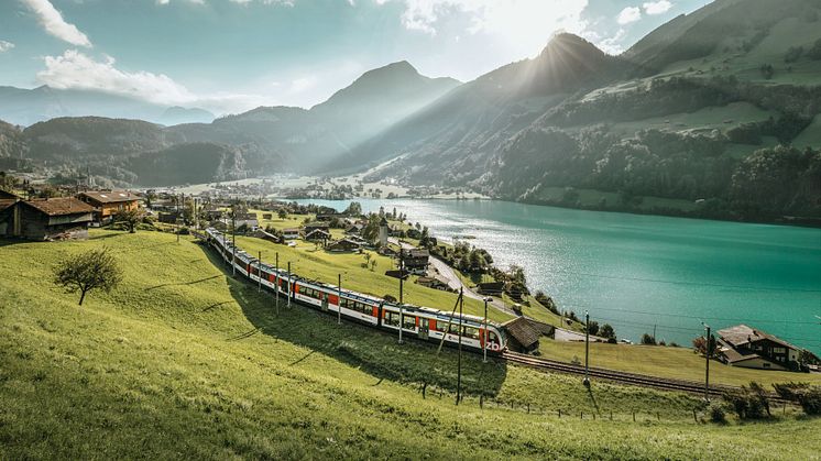 ST_3x2_Lungern-Lucerne-Interlaken-Express-at-Lake-Lungernsee_75218