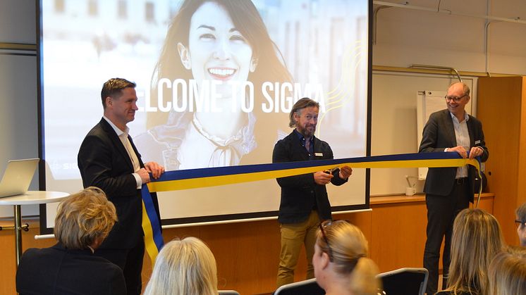 Lars Kry, CEO at Sigma IT Consulting, cutting the ribbon at the inauguration of the office in Södertälje, together with Jan Tylestedt, Business Area Manager East (left), and Ulf Ödesjö, Business Manager (right).